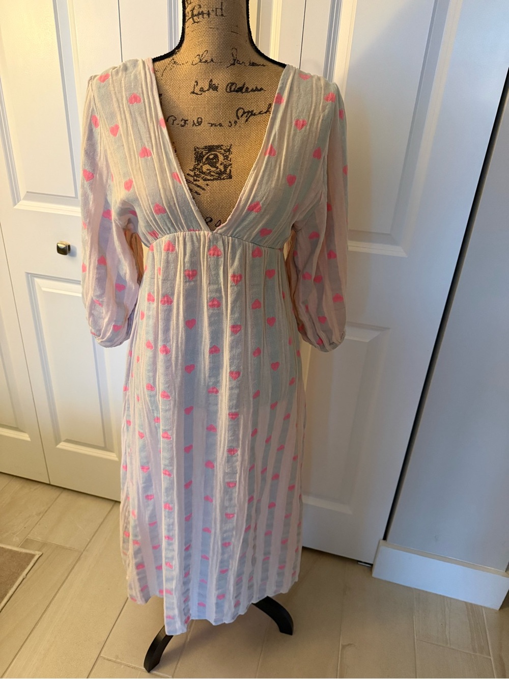 Maxi V-Neck Puff Sleeve Dress in Light Gray with Pink Hearts